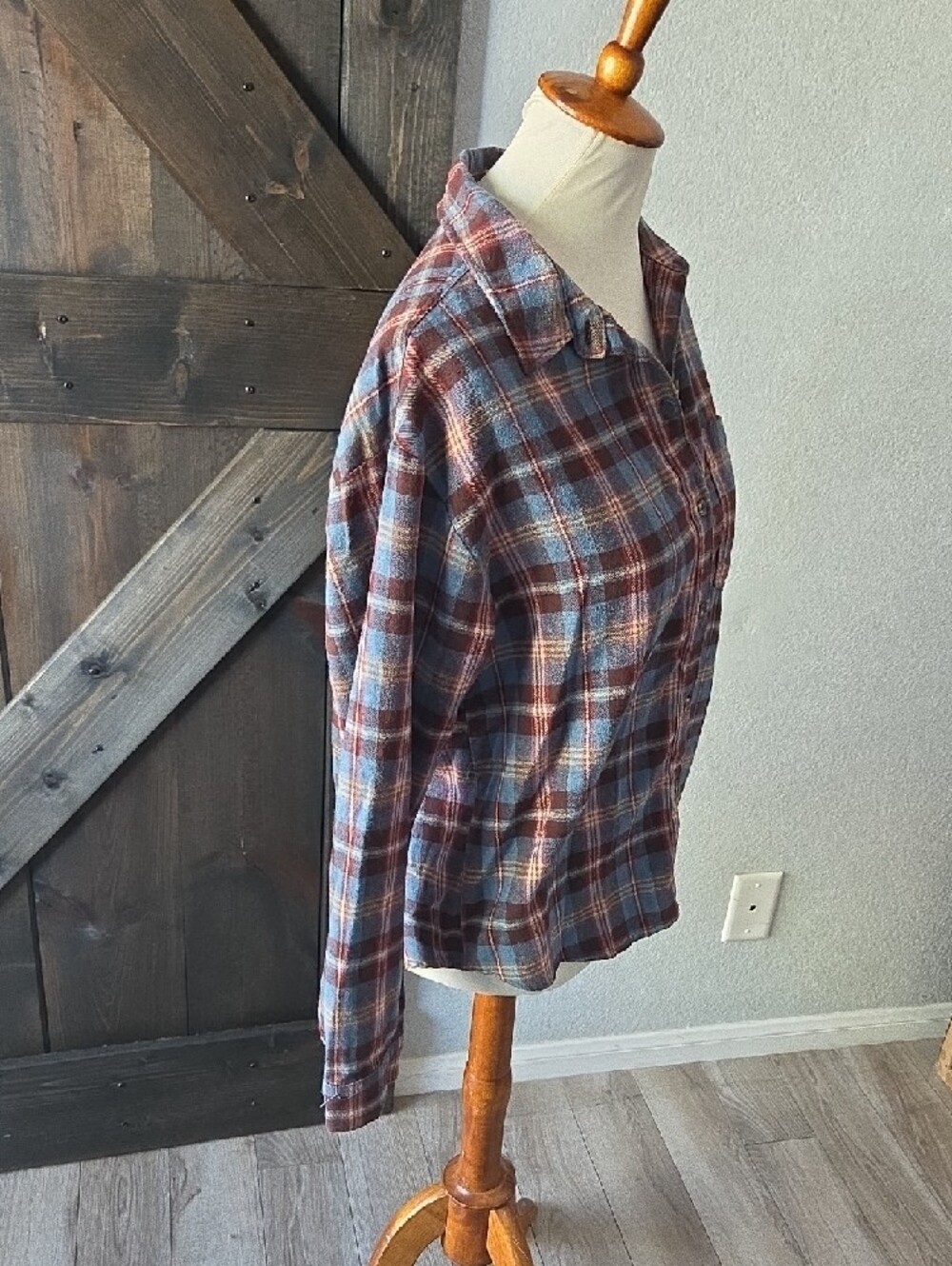 wild fable Blue and Rust Plaid Button-Up Shirt Medium - Picture 3 of 5
